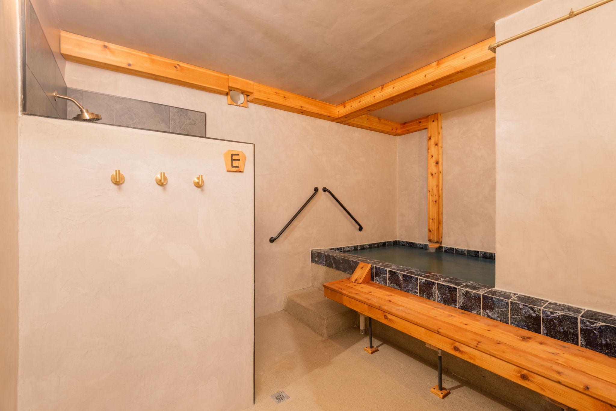 1 Hour Evergreen Indoor Private Bath | 2 People Max