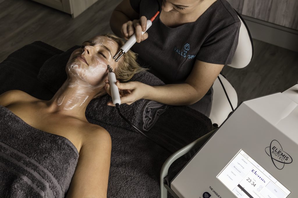 ELEMIS EXPERT™ TECH  RADIANCE + REVIVE FACIAL