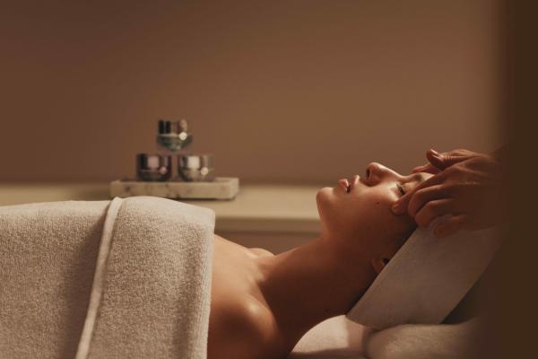 Elemis Expert Touch Reveal Facial