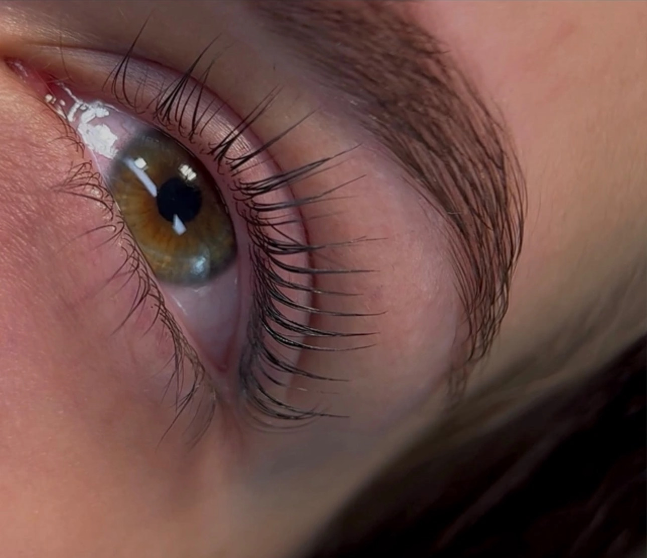 FARGING OG FORMING AV BRYN