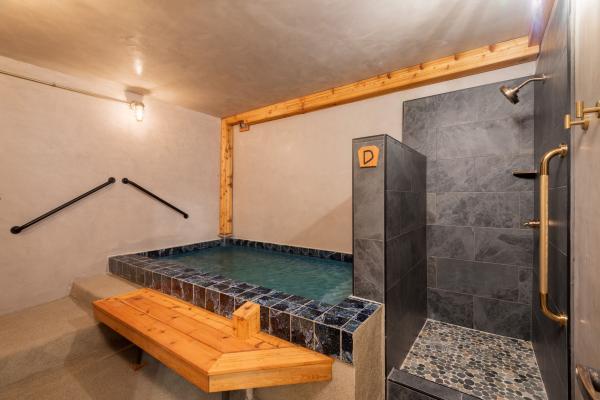 1 Hour  Douglas Fir Indoor Private Bath | 3 People Max