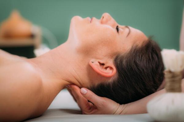 Back, Neck & Shoulders Aromatherapy Massage - 30 min